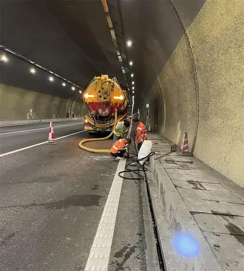 资溪隧道排水渠清淤